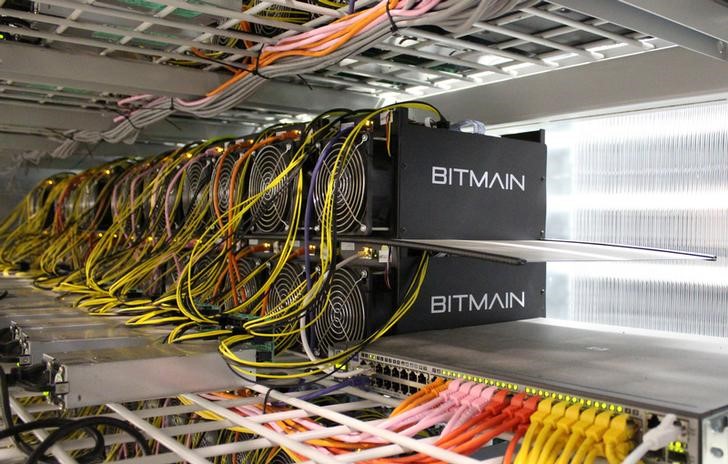© Reuters. Bitcoin mining computers are pictured in Bitmain's mining farm near Keflavik