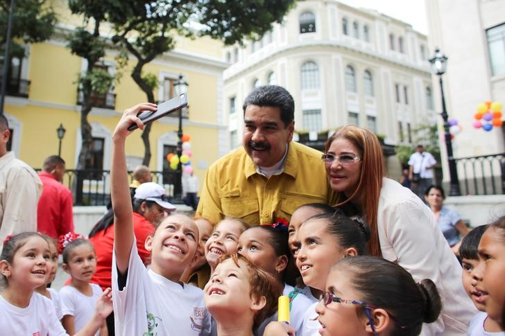 © Reuters. Presidente venezuelano, Nicolás Maduro, posa para foto em praça em Caracas