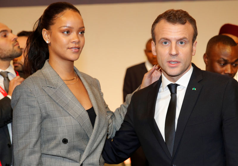 © Reuters. Macron e Rihanna participam de evento em Dacar