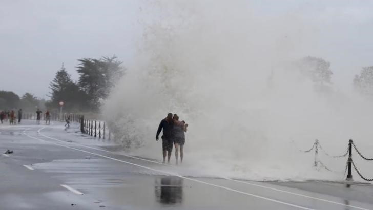 © Reuters. مئات السائحين يتمكنون من مغادرة بلدة تقطعت بهم السبل فيها بسبب عاصفة عاتية في نيوزيلندا