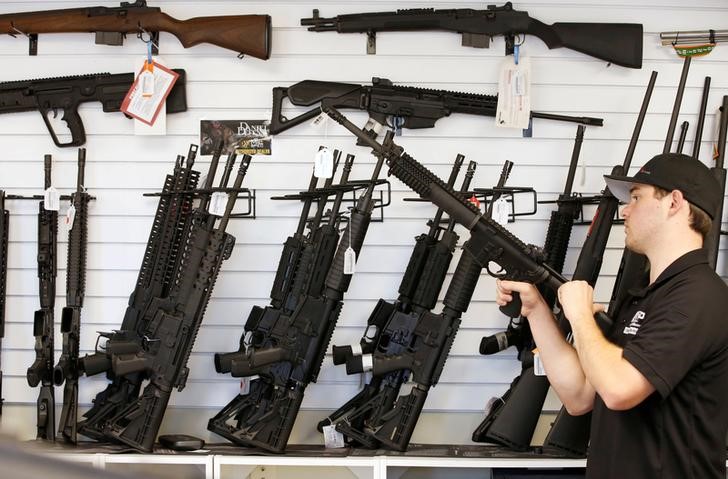 © Reuters. تقرير: أسلحة أمريكية تستخدم في جرائم بالأمريكتين كل 31 دقيقة
