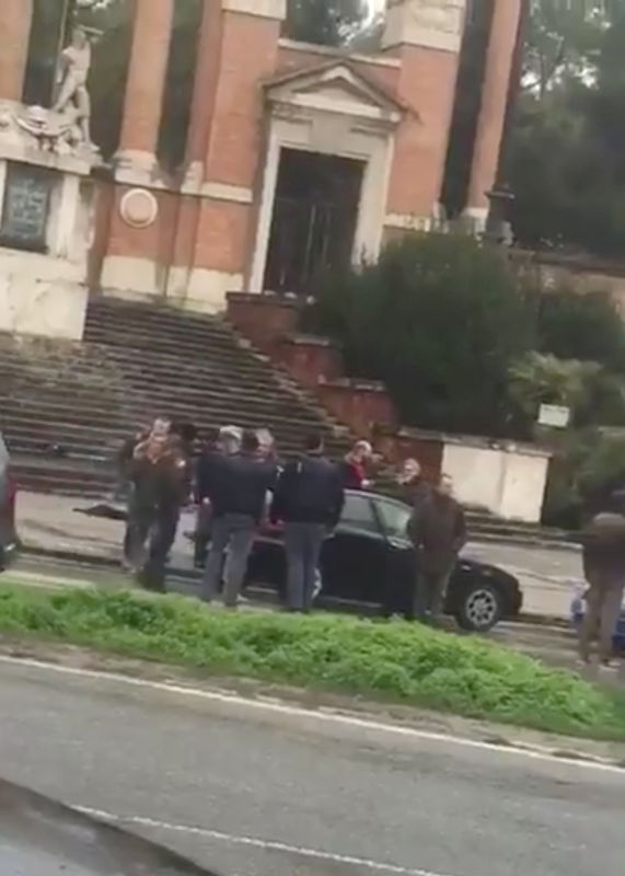 © Reuters. Un hombre dispara a inmigrantes africanos en el centro de Italia