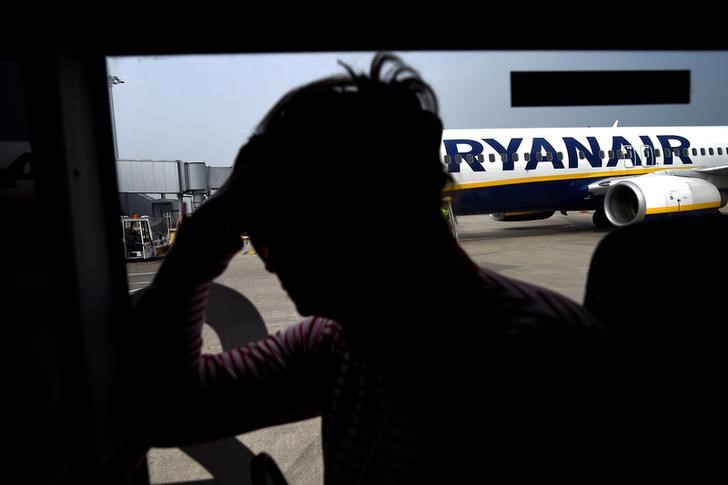 © Reuters. بريطانيا تحقق في تعمد خطوط طيران الفصل بين من يسافرون معا