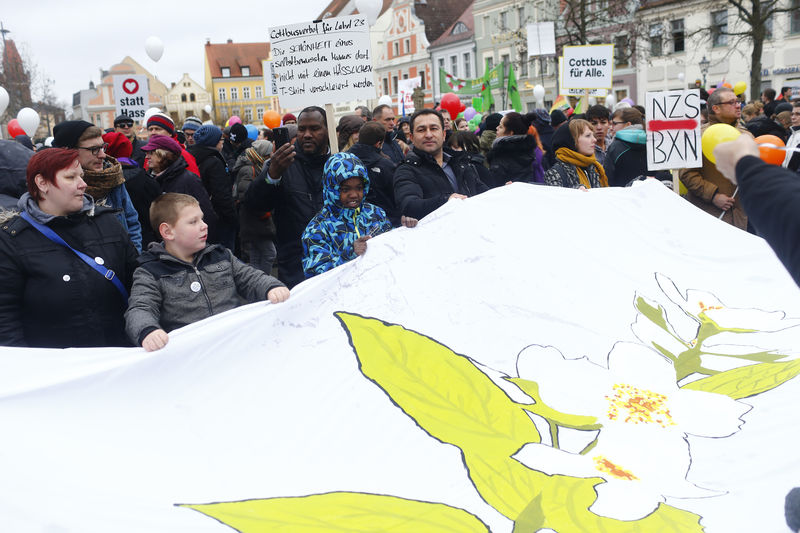 © Reuters. ألمان ولاجئون عرب ينظمون مسيرة ضد الكراهية في مدينة ألمانية يتزايد فيها التوتر