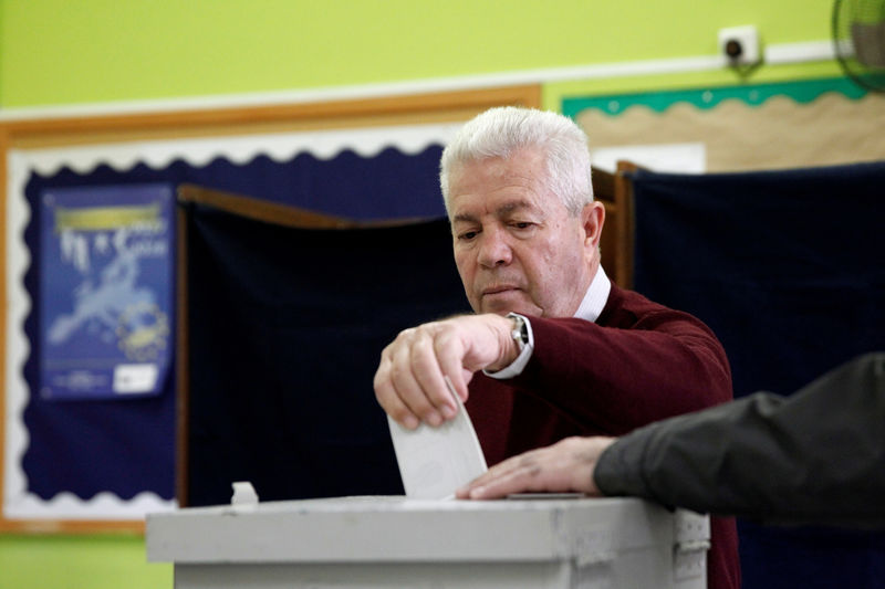 © Reuters. القبارصة اليونانيون يدلون بأصواتهم في جولة الإعادة بانتخابات الرئاسة