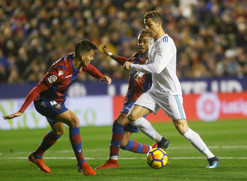 © Reuters. El Real Madrid no consigue repuntar y empata 2-2 ante el Levante