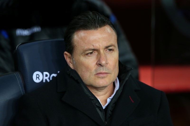 © Reuters. Un desesperado Deportivo despide al entrenador Parralo