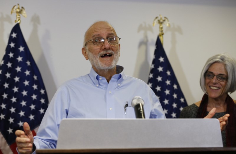 © Reuters. Alan and Judy Gross face news conference in Washington