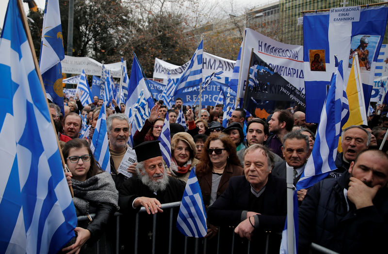© Reuters. يونانيون يحتجون في أثينا على تسوية متوقعة بشأن اسم مقدونيا