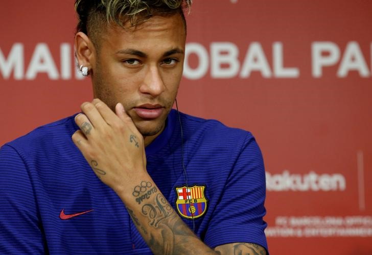 © Reuters. Neymar jugó al "gato y el ratón" con el Barça, dice su vicepresidente