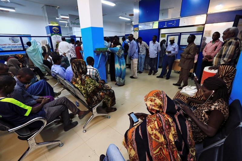 © Reuters. حصري-مركزي السودان يخفض سعر صرف عملته في البنوك إلى 31.5 جنيه للدولار