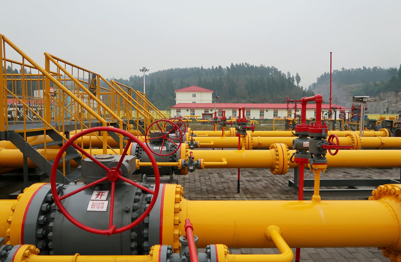 © Reuters. FILE PHOTO: A pressure-boosting station run by Sinopec is seen at Fuling shale gas field in Chongqing