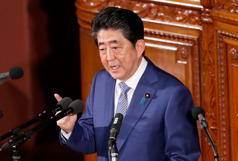 © Reuters. Japan's Prime Minister Shinzo Abe makes a speech at an opening of a new session of parliament in Tokyo