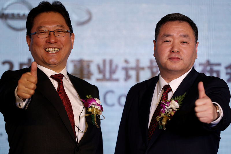 © Reuters. Jun Seki and Lei Ping give thumbs-up during a news conference in Beijing