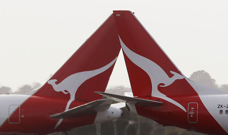 © Reuters. FILE PHOTO: Two Qantas passenger jets cross each other at Kingsford Smith International airport in Sydney