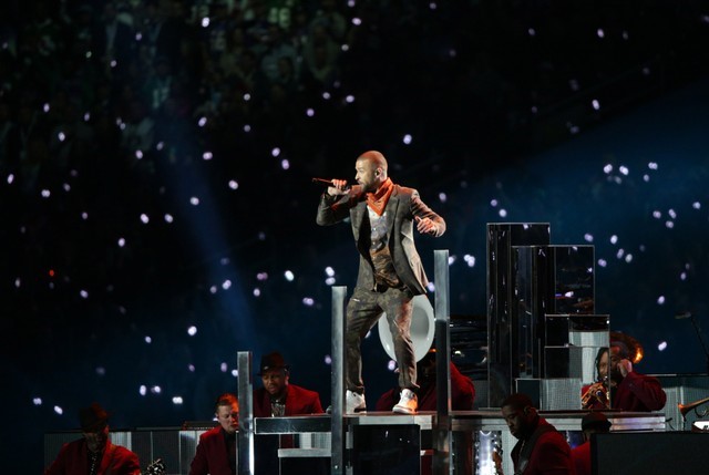 © Reuters. TIMBERLAKE, DE RETOUR AU SUPER BOWL, ÉCHAPPE À UNE NOUVELLE DÉFAILLANCE VESTIMENTAIRE