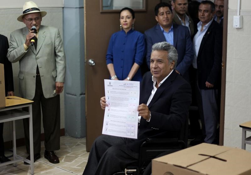 © Reuters. الناخبون في الإكوادور يؤيدون فرض قيود على فترات الرئاسة