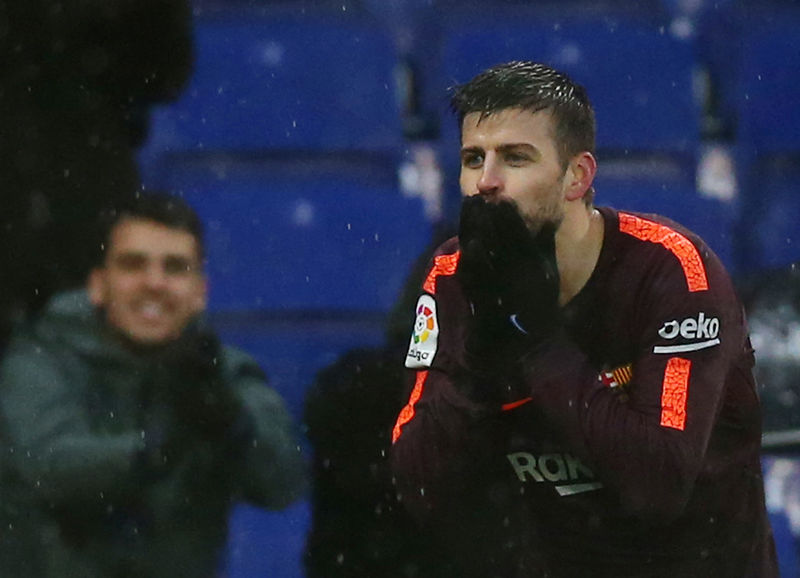 © Reuters. Piqué acalla los silbidos frente al Espanyol y mantiene invicto al Barça