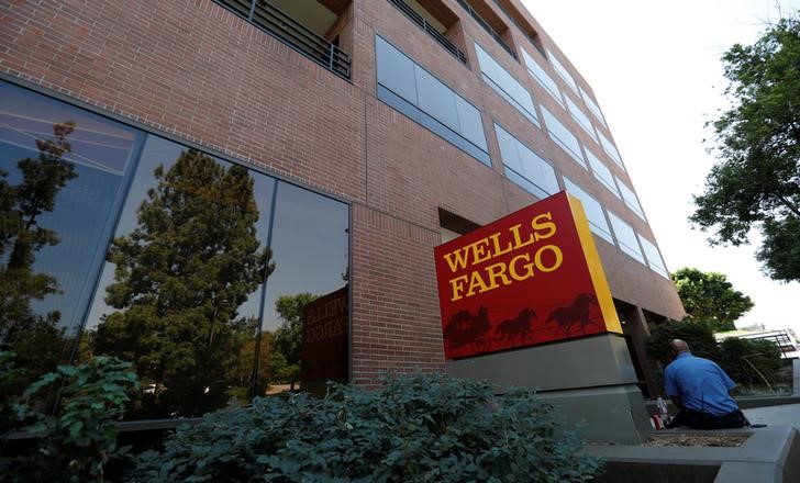 © Reuters. A Wells Fargo banking location is pictured in Pasadena