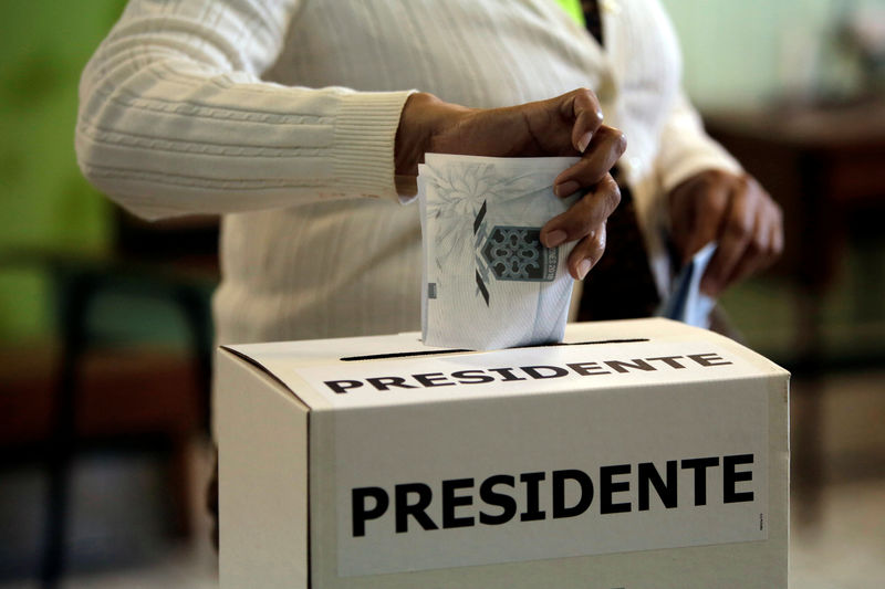 © Reuters. Un diputado evangélico y un exministro de izquierda disputarán la presidencia de Costa Rica en una segunda vuelta