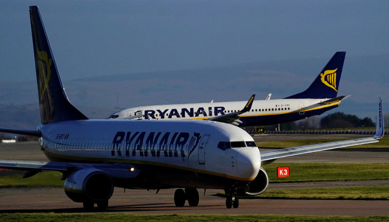 © Reuters. Ryanair sube beneficios pero advierte de posibles interrupciones y tarifas más bajas