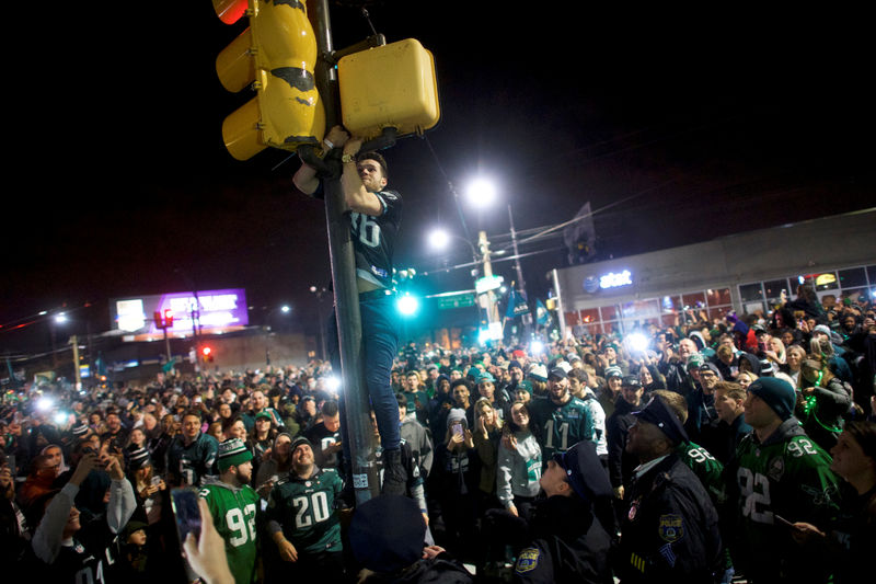 © Reuters. Fans celebrate the Philadelphia Superbowl LII victory over the New England Patriots