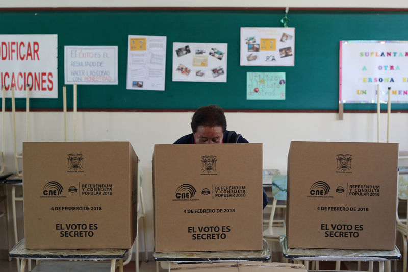 © Reuters. Mulher vota em referendo sobre reeleição em Quito, no Equador