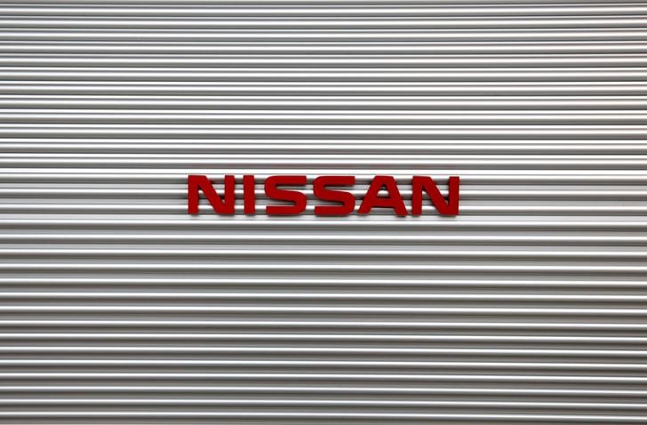 © Reuters. Логотип Nissan в штаб-квартире компании в Йокогаме