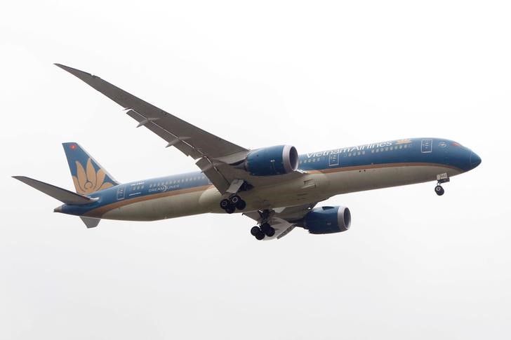 © Reuters. FILE PHOTO - A Vietnam Airlines airplane prepares for landing at Noi Bai international airport in Hanoi, Vietnam