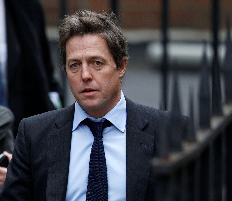 © Reuters. FILE PHOTO: British actor Hugh Grant arrives at the Leveson Inquiry at the High Court in central London