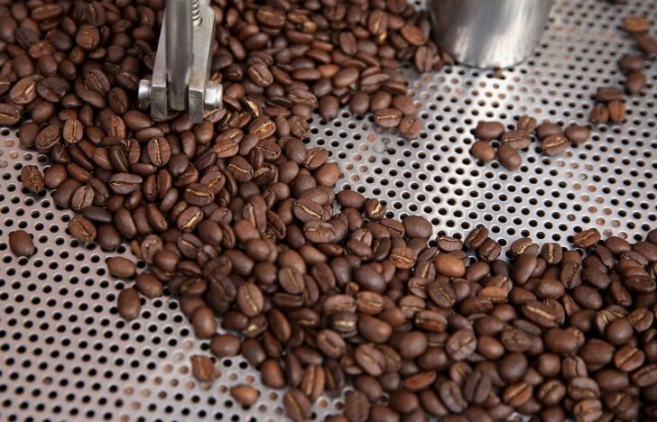 © Reuters. Grãos de café são torrados em fazenda de Lima, Peru