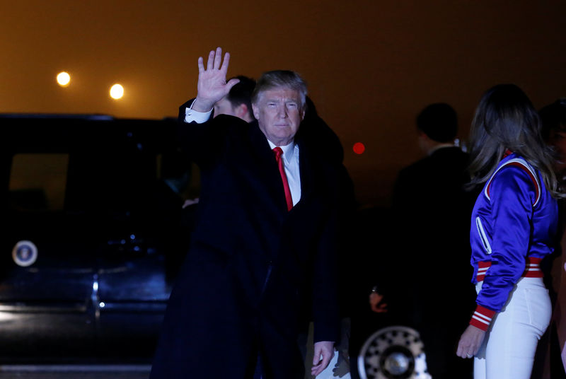 © Reuters. U.S. President Trump arrives with first lady Melania Trump aboard Air Force One at Joint Base Andrews from Palm Beach