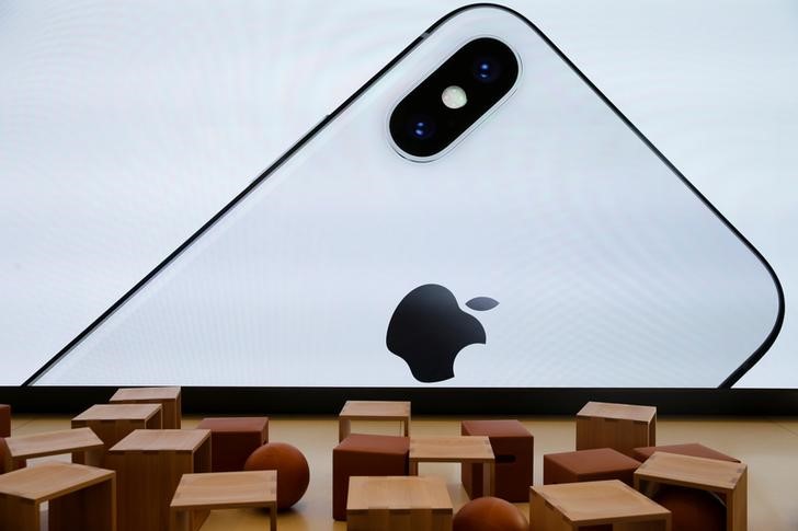 © Reuters. FILE PHOTO - An iPhone X is seen on a large video screen in the new Apple Visitor Center in Cupertino