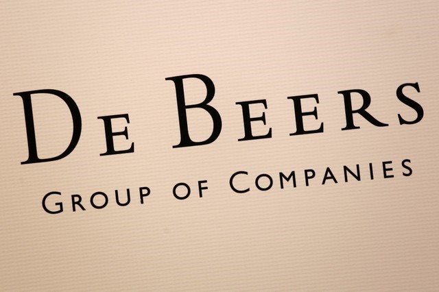© Reuters. FILE PHOTO - The De Beers logo is displayed in Hong Kong