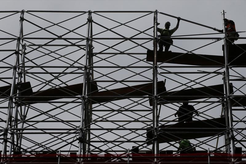 © Reuters. Workers dismantle scaffolding at the Hudson Yards construction project is pictured in the Manhattan borough of New York City