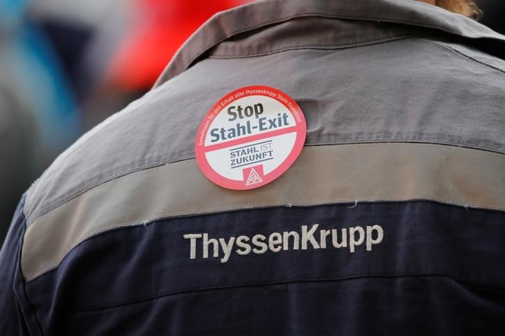 © Reuters. Thyssenkrupp steel workers hold protest rally in Bochum