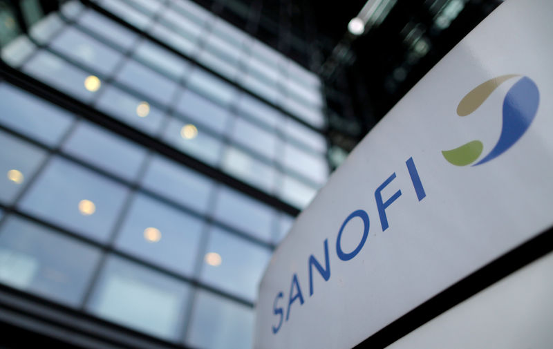 © Reuters. FILE PHOTO: A logo is seen in front of the entrance at the headquarters of French drugmaker Sanofi in Paris