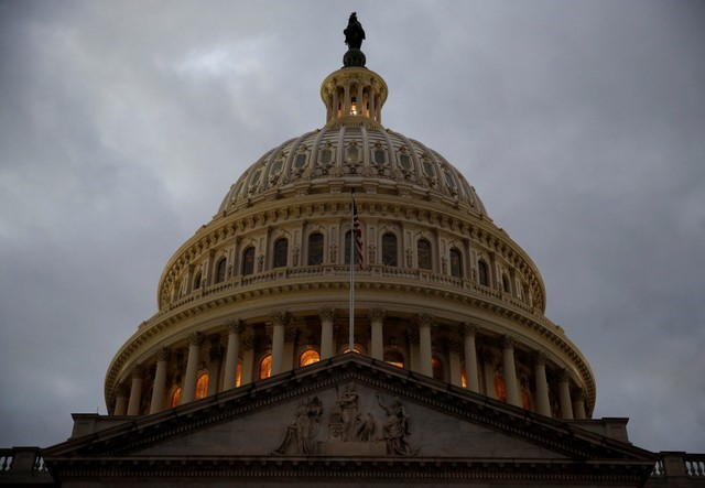 © Reuters. The U.S. Capitol building is lit at dusk ahead of planned votes on tax reform in Washington