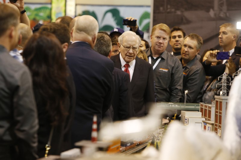 © Reuters. Warren Buffett stops at the BNSF Railway booth during the Berkshire Hathaway Annual Shareholders Meeting in Omaha Nebraska