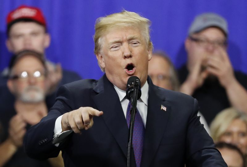 © Reuters. U.S. President Trump delivers speech after touring Sheffer Corporation in Blue Ash, Ohio