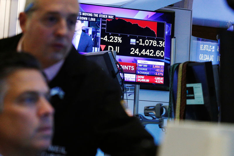 © Reuters. A television screen shows the day's losses on the floor of the New York Stock Exchange in New York