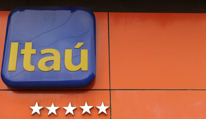 © Reuters. Logo do Itaú no Rio de Janeiro