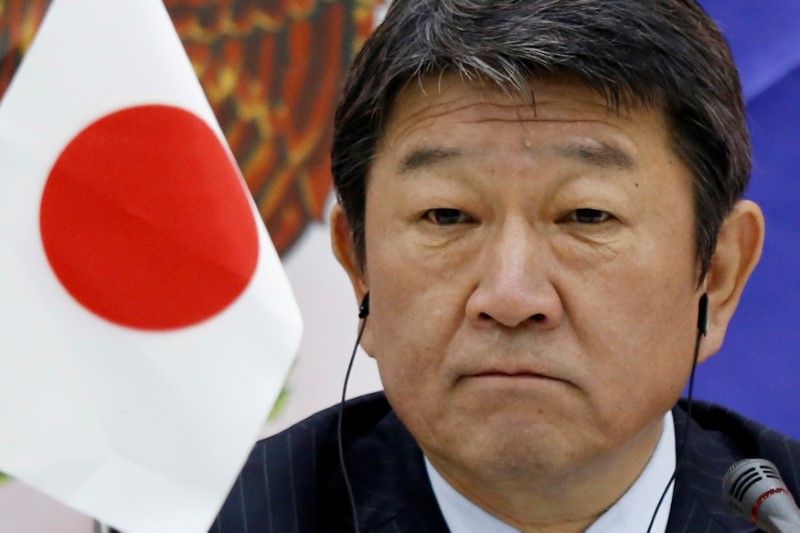 © Reuters. Japanese Minister of Economic Revitalization Motegi attends a news conference on the TPP Ministerial Meeting during APEC 2017 in Da Nang