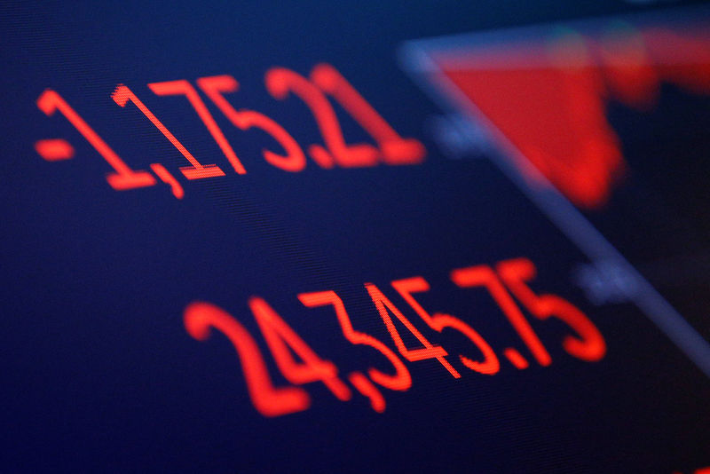 © Reuters. The final numbers of the day are shown above the floor of the New York Stock Exchange in New York