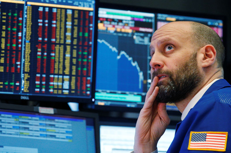 © Reuters. A trader reacts as he watches screens on the floor of the New York Stock Exchange in New York