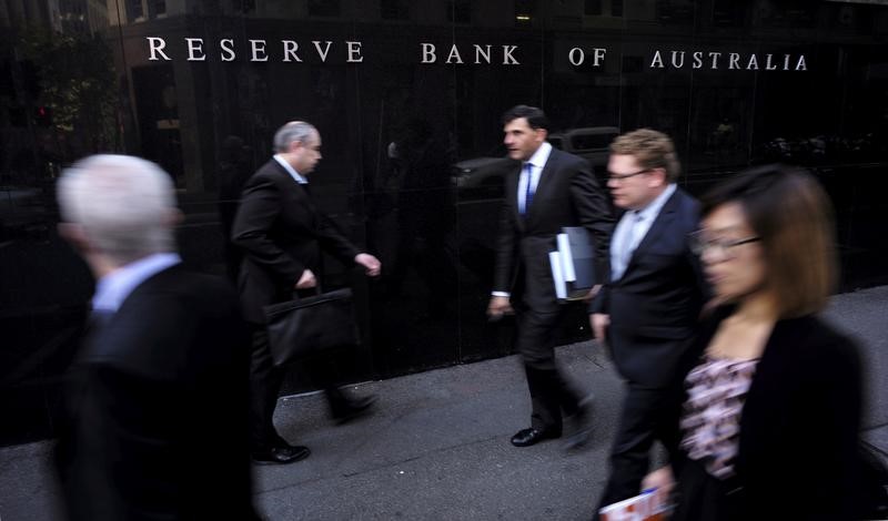 © Reuters. FILE PHOTO: Business people walk outside the Reserve Bank of Australia in Sydney