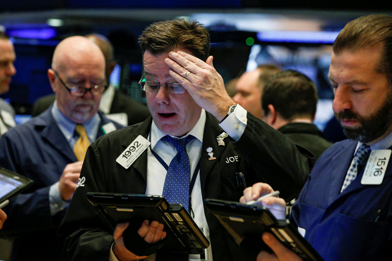 © Reuters. Traders work on the floor of the NYSE in New York