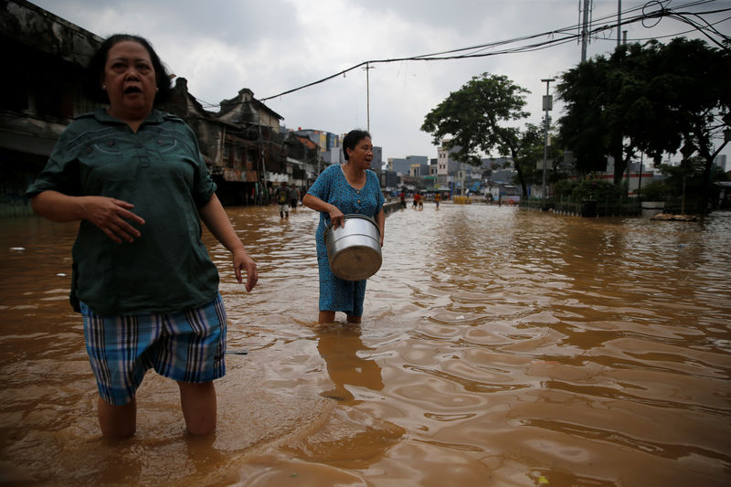 © Reuters. إجلاء آلاف الأشخاص في اندونيسيا بسبب الفيضانات