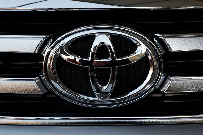 © Reuters. FILE PHOTO: A Toyota Motor Corp. logo is seen on a car at the International Auto Show in Mexico City