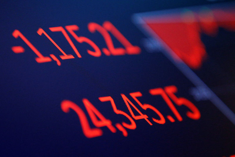 © Reuters. Los números finales de la jornada son mostrados en una pantalla en la Bolsa de Valores de Nueva York